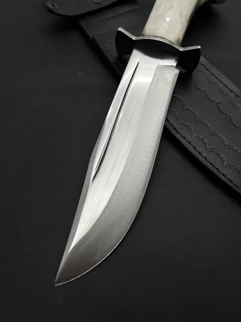 Χειροποίητο σφυρήλατο ατσάλινο μαχαίρι Bowie: λαβή από κέρατο ελαφιού, δερμάτινο μανίκι