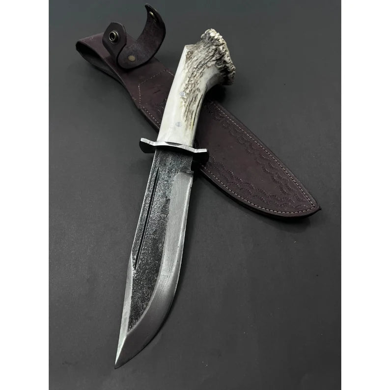 Χειροποίητο σφυρήλατο ατσάλινο μαχαίρι Bowie: λαβή από κέρατο ελαφιού, δερμάτινο μανίκι