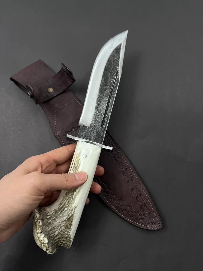 Χειροποίητο σφυρήλατο ατσάλινο μαχαίρι Bowie: λαβή από κέρατο ελαφιού, δερμάτινο μανίκι