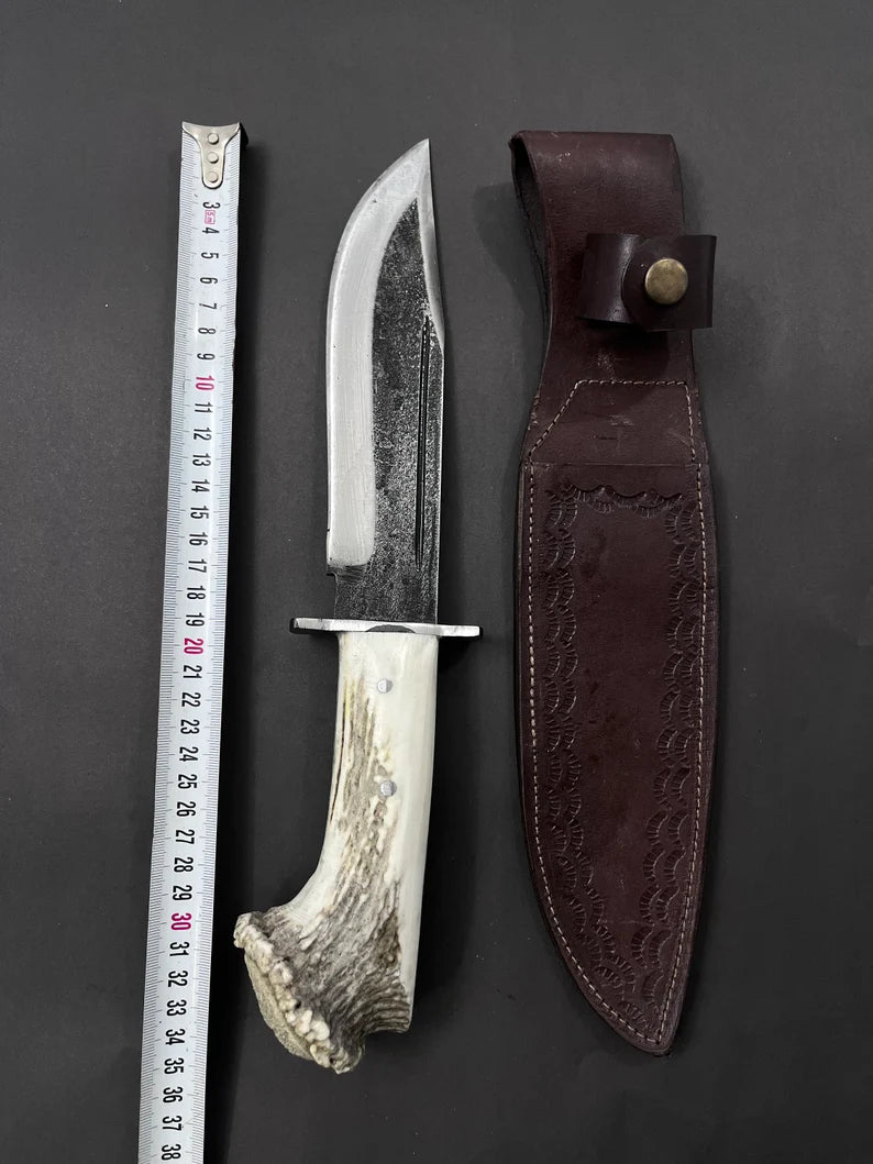 Χειροποίητο σφυρήλατο ατσάλινο μαχαίρι Bowie: λαβή από κέρατο ελαφιού, δερμάτινο μανίκι