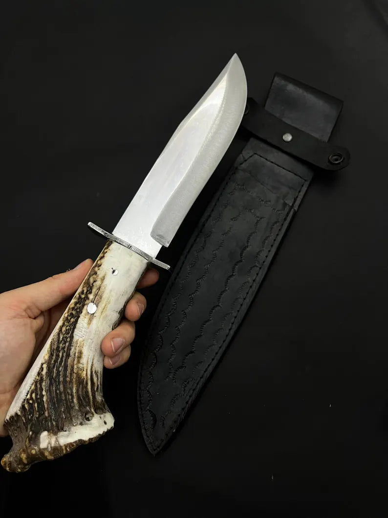 Χειροποίητο σφυρήλατο ατσάλινο μαχαίρι Bowie: λαβή από κέρατο ελαφιού, δερμάτινο μανίκι