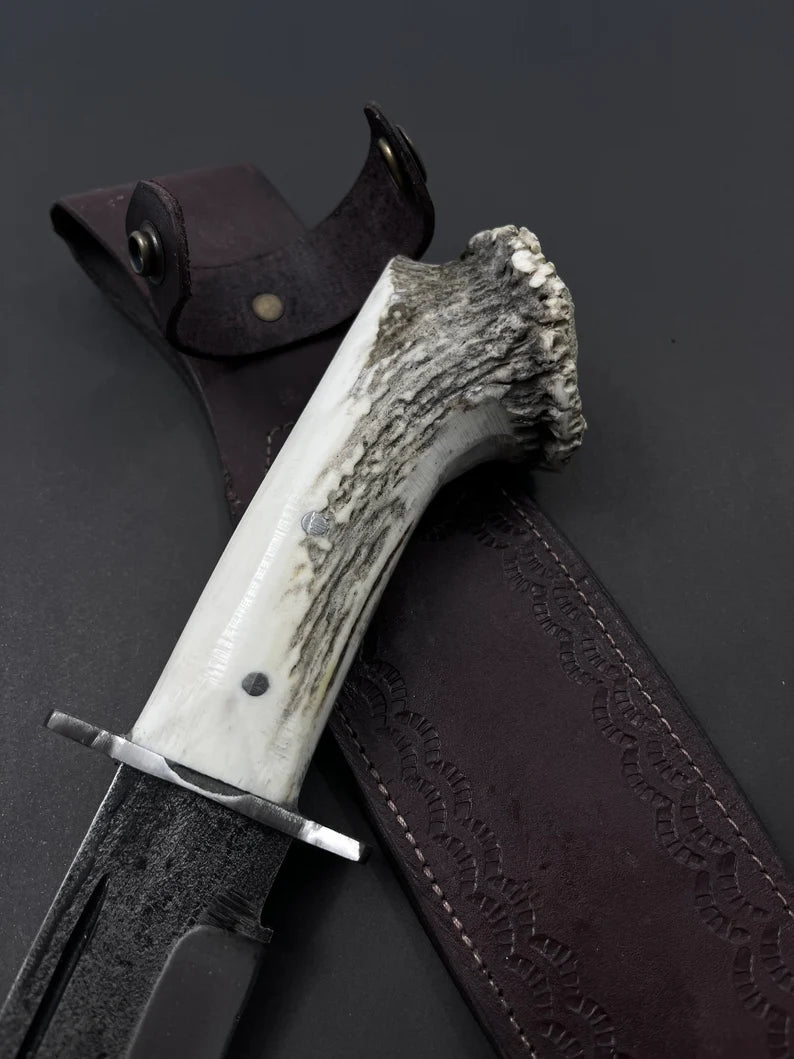 Χειροποίητο σφυρήλατο ατσάλινο μαχαίρι Bowie: λαβή από κέρατο ελαφιού, δερμάτινο μανίκι